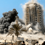 Fuentes: El Salto [Foto: Una de las torres bombardeadas en Gaza por el ejército israelí (Omar AL-QATTAA | AFP)]