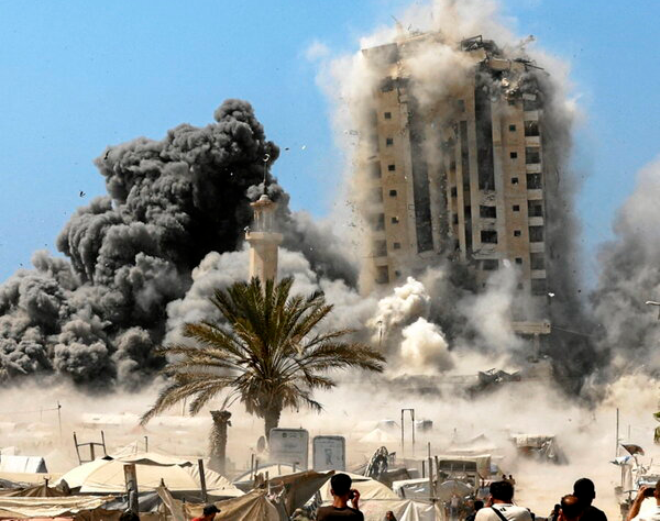 Fuentes: El Salto [Foto: Una de las torres bombardeadas en Gaza por el ejército israelí (Omar AL-QATTAA | AFP)]