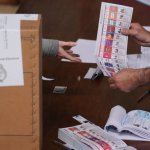 Un funcionario electoral entrega una papeleta a un votante durante las elecciones legislativas de mitad de período, en La Plata, Argentina, el domingo 26 de octubre de 2025. Foto: Ap