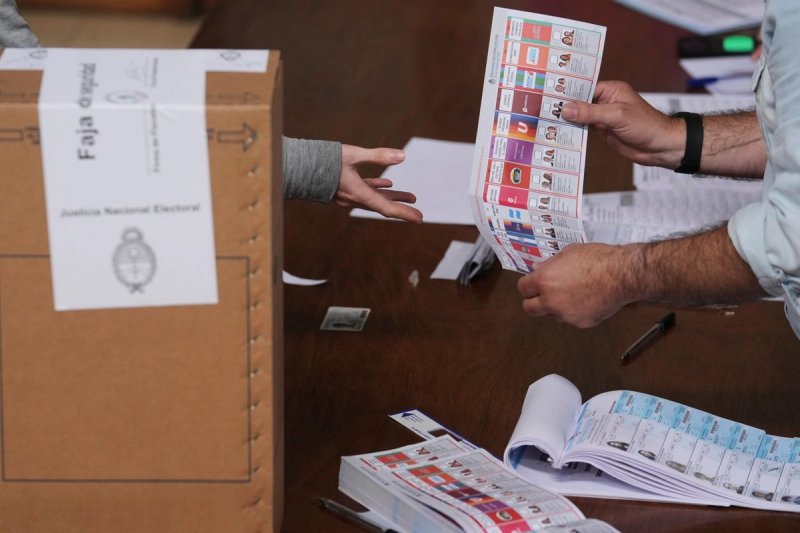 Un funcionario electoral entrega una papeleta a un votante durante las elecciones legislativas de mitad de período, en La Plata, Argentina, el domingo 26 de octubre de 2025. Foto: Ap