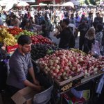 Israel asesinó al menos a 38 palestinos en Gaza desde la entrada en vigor del acuerdo de paz, el 10 de octubre, mientras más de 280 cuerpos fueron rescatados de entre los escombros. En un intento por recobrar la normalidad, en Deir al-Balah se instaló un mercado. Foto Afp