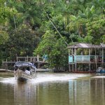 Una comunidad ribereña en la isla de Combú, en Belém, en el norte de Brasil. Por primera vez, la conferencia climática de la ONNU se celebrará en la Amazonía, un escenario disputado entre conservacionistas y las industrias extractivas. Foto: Marcelo Camargo / Agência Brasil.