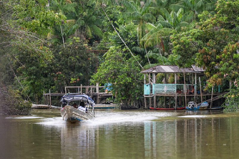Una comunidad ribereña en la isla de Combú, en Belém, en el norte de Brasil. Por primera vez, la conferencia climática de la ONNU se celebrará en la Amazonía, un escenario disputado entre conservacionistas y las industrias extractivas. Foto: Marcelo Camargo / Agência Brasil.