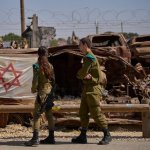 Soldados visitan el monumento conmemorativo en la comunidad de Tkuma, donde se exhiben vehículos dañados durante el ataque de Hamas del 7 de octubre de 2023, cerca de la frontera entre Israel y Gaza, un día después de que el país conmemorara el segundo aniversario del ataque, el miércoles 8 de octubre de 2025. Foto Ap