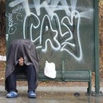 Una persona se protege de la lluvia durante una tormenta el martes 14 de octubre de 2025 en Los Ángeles. Foto Ap