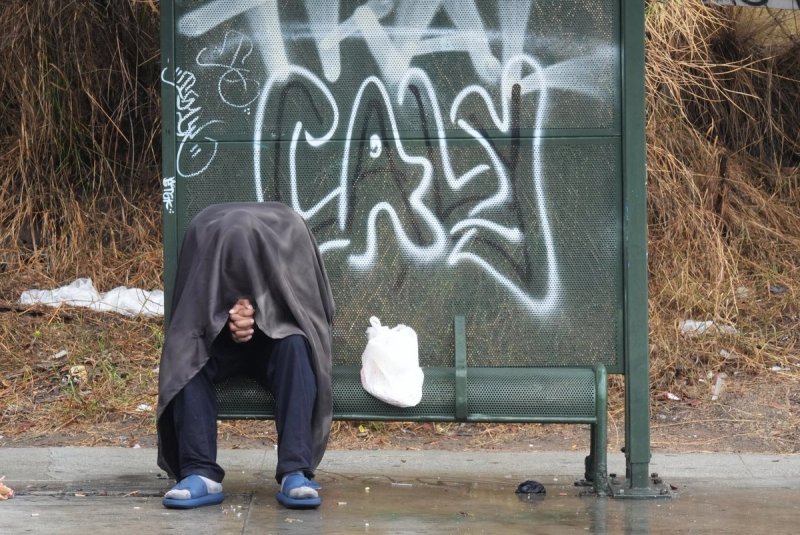 Una persona se protege de la lluvia durante una tormenta el martes 14 de octubre de 2025 en Los Ángeles. Foto Ap