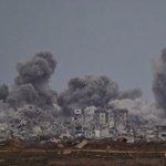 La Defensa Civil de Gaza reportó el jueves varios bombardeos israelíes sobre ese territorio palestino, después del anuncio de un pacto entre Israel y Hamas para un alto el fuego. Foto Ap