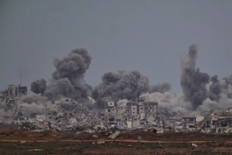 La Defensa Civil de Gaza reportó el jueves varios bombardeos israelíes sobre ese territorio palestino, después del anuncio de un pacto entre Israel y Hamas para un alto el fuego. Foto Ap