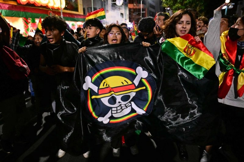 Partidarios del ex presidente boliviano y candidato presidencial por la alianza Libertad y Democracia (Libre), Jorge 'Tuto' Quiroga, sostienen una bandera del manga One Piece durante una protesta tras los resultados de la segunda vuelta de las elecciones presidenciales en La Paz. Foto: Afp