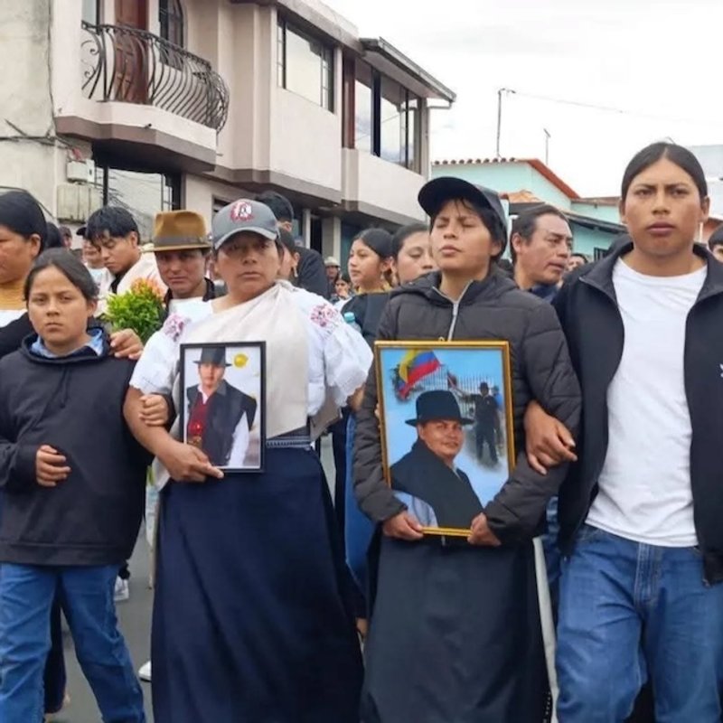 Fuentes: Rebelión - Imagen: Homenaje a Efraín Fuerez, ﻿comunero quichua de Cotacachi asesinado durante el paro por las fuerzas gubernamentales.