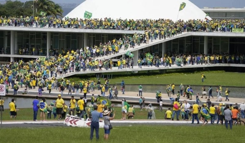 El alto tribunal impuso en septiembre una pena de 27 años de cárcel a Bolsonaro (70) por conducir una organización criminal armada para aferrarse al poder tras perder los comicios en 2022. Foto Ap / archivo