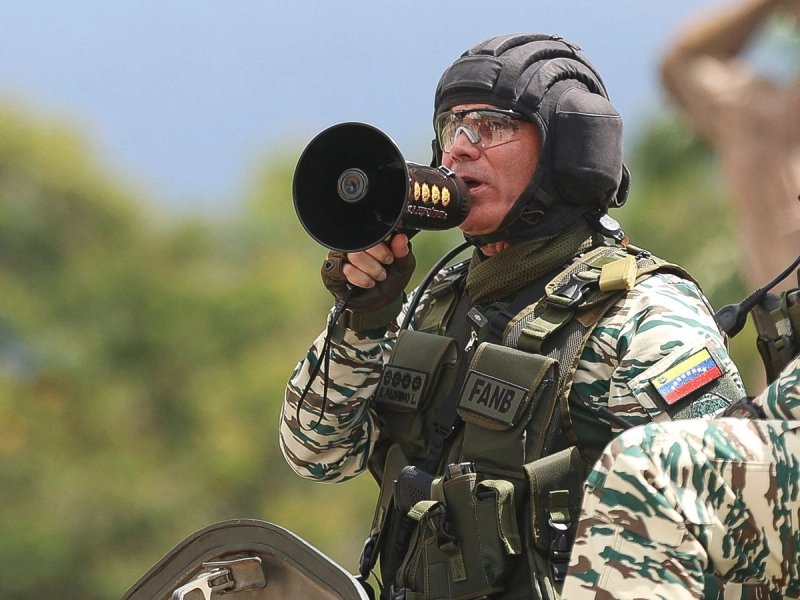 El general en jefe, Vladimir Padrino, supervisó el operativo desde las montañas que sirven de guarnición a Caracas y comunican la capital con el litoral central de La Guaira. Foto Afp