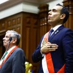 Tras juramentar el titular del Legislativo, José Jerí, del democristiano partido Somos Perú, como nuevo jefe del Ejecutivo, declaró la “guerra a la delincuencia”, para la que “tenemos a nuestra policía nacional, a nuestras fuerzas armadas” y llamó a la colaboración del poder Judicial y la fiscalía. Foto Afp