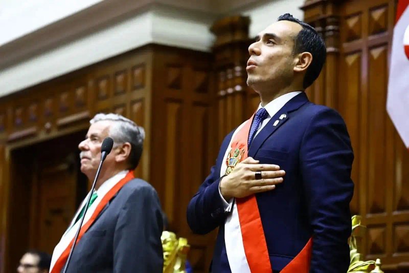 Tras juramentar el titular del Legislativo, José Jerí, del democristiano partido Somos Perú, como nuevo jefe del Ejecutivo, declaró la “guerra a la delincuencia”, para la que “tenemos a nuestra policía nacional, a nuestras fuerzas armadas” y llamó a la colaboración del poder Judicial y la fiscalía. Foto Afp