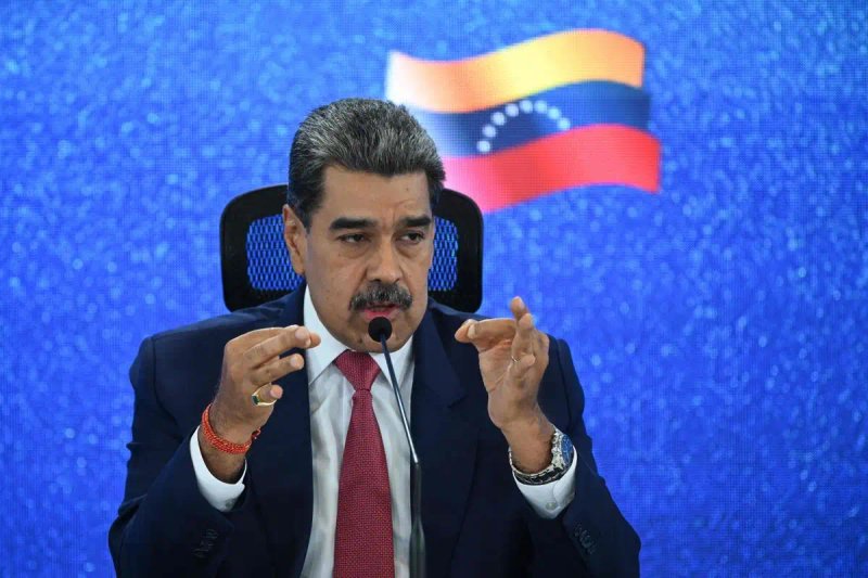 Nicolás Maduro, presidente de Venezuela, señaló que no los intimida la presencia de cazas estadunidenses en costas de su país. Foto Afp