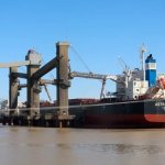 Fotografía del 15 de julio de 2025 de un carguero en el río Paraná en Villa Constitución, provincia de Santa Fe (Argentina).Foto La Hora: EFE