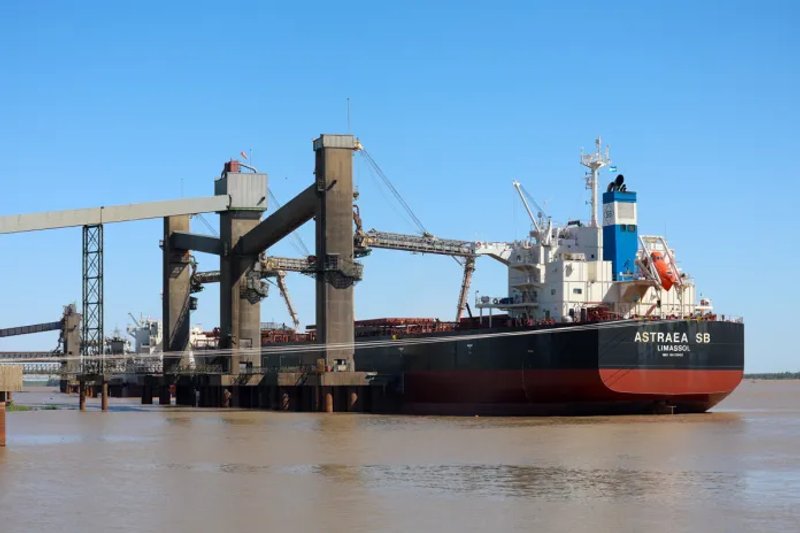 Fotografía del 15 de julio de 2025 de un carguero en el río Paraná en Villa Constitución, provincia de Santa Fe (Argentina).Foto La Hora: EFE