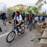 Elementos de la policía abren la circulación en la vía Tabacundo-Cajas tras el anuncio del fin de las movilizaciones por parte de la Conaie en la comunidad de Tupigachi, en la provincia de Pichincha, Ecuador. Foto Xinhua