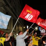 En Guayaquil, Ecuador, el 16 de noviembre de 2025, se celebraron los primeros resultados del referéndum de reforma constitucional. Según los primeros resultados, los votantes ecuatorianos se mostraron dispuestos a rechazar el regreso de las bases militares estadounidenses, lo que supuso un duro golpe para el presidente Daniel Noboa, afín a Trump. Foto: Afp