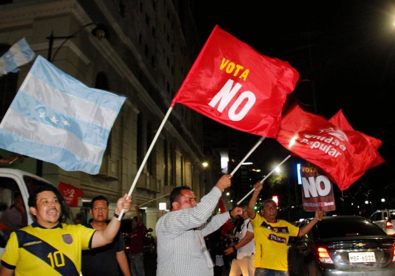 En Guayaquil, Ecuador, el 16 de noviembre de 2025, se celebraron los primeros resultados del referéndum de reforma constitucional. Según los primeros resultados, los votantes ecuatorianos se mostraron dispuestos a rechazar el regreso de las bases militares estadounidenses, lo que supuso un duro golpe para el presidente Daniel Noboa, afín a Trump. Foto: Afp