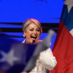 La candidata presidencial Jeannette Jara, de la coalición Unidad por Chile, se dirige a sus seguidores tras los primeros resultados de las elecciones generales en Santiago de Chile, el domingo 16 de noviembre de 2025 Foto: Ap