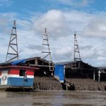 Balsas auríferas que trabajan en el río Madre de Dios. Foto: ODPIB-CEJIS.