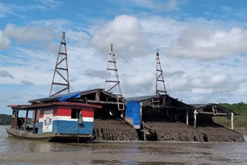 Balsas auríferas que trabajan en el río Madre de Dios. Foto: ODPIB-CEJIS.
