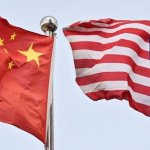 Banderas de China (izq) y Estados Unidos (der) en imagen de archivo. Foto Afp
