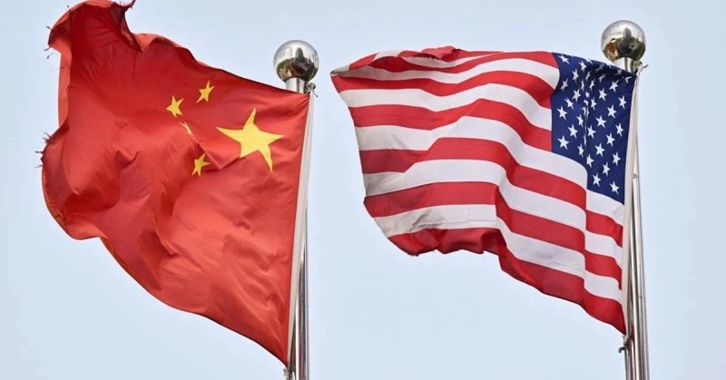 Banderas de China (izq) y Estados Unidos (der) en imagen de archivo. Foto Afp