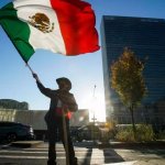Archivo: Un hombre ondea una bandera mexicana frente a la sede de las Naciones Unidas el martes 9 de noviembre de 2021 en Nueva York. AP - Eduardo Munoz Avarez