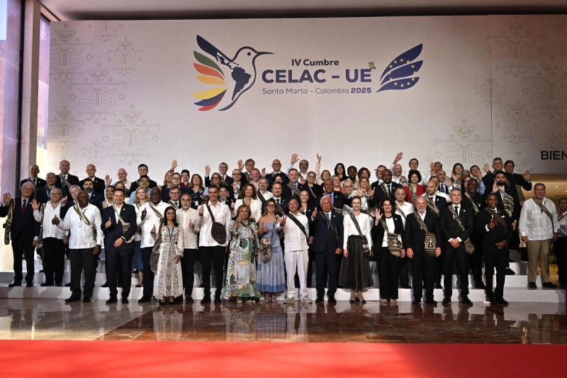 Jefes de Estado y representantes posan para la foto de familia antes de la Cumbre CELAC-UE en Santa Marta, Colombia, el 9 de noviembre de 2025. Foto: Afp