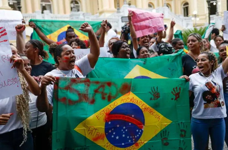 Fuentes: IELA (Brasil) [Imagen: Protesta contra a operación policial que dejó más de 119 personas muertas en el Complexo da Penha, ante el Palacio Guanabara (sede del gobierno del Estado) el 29 de octubre de 2025. Créditos: Fernando Frazão/Agência Brasil]