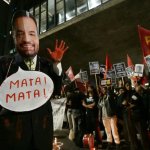 Protesta en Sao Paulo contra el gobernador de Río de Janeiro, Cláudio Castro, tras el operativo policial en las favelas de la ciudad, que dejó más de 100 muertos. Foto Afp