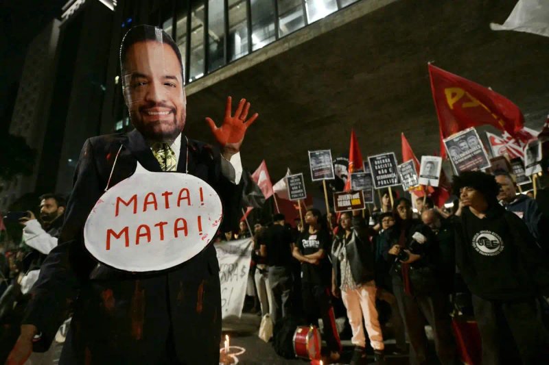 Protesta en Sao Paulo contra el gobernador de Río de Janeiro, Cláudio Castro, tras el operativo policial en las favelas de la ciudad, que dejó más de 100 muertos. Foto Afp