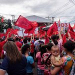 Una multitud de simpatizantes ondea banderas durante el mitin final del Partido Libre en San Pedro Sula, Honduras, una semana antes de las elecciones presidenciales del 28 de noviembre de 2021 | Alamy Live News