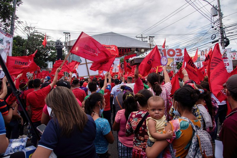 Una multitud de simpatizantes ondea banderas durante el mitin final del Partido Libre en San Pedro Sula, Honduras, una semana antes de las elecciones presidenciales del 28 de noviembre de 2021 | Alamy Live News