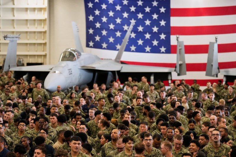 Personal militar estadunidense se reúne cerca de los cazas F/A-18 Hornet mientras esperan la llegada del presidente estadunidense Donald Trump a la base naval de Yokosuka, al sur de Tokio, el martes 28 de octubre de 2025. Foto Ap