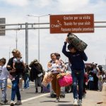 Migrantes caminan cerca del cruce fronterizo de Cachalluta con Perú, a unos 25 km al norte de Arica, Chile, el 28 de noviembre de 2025. Foto Afp