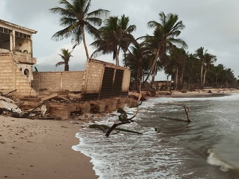 Comunidades pesqueras El Hatillo y La Cerca, en el municipio Peñalver del estado Anzoátegui, en Venezuela. La erosión amenaza con derrumbar varias viviendas. Foto: Elgica Semprúm
