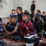 Con el sistema educativo de Gaza devastado por dos años de guerra cruenta, el director regional de UNICEF declaró el 23 de octubre que temía por una "generación perdida" de niños vagando por calles en ruinas sin nada que hacer. Afp