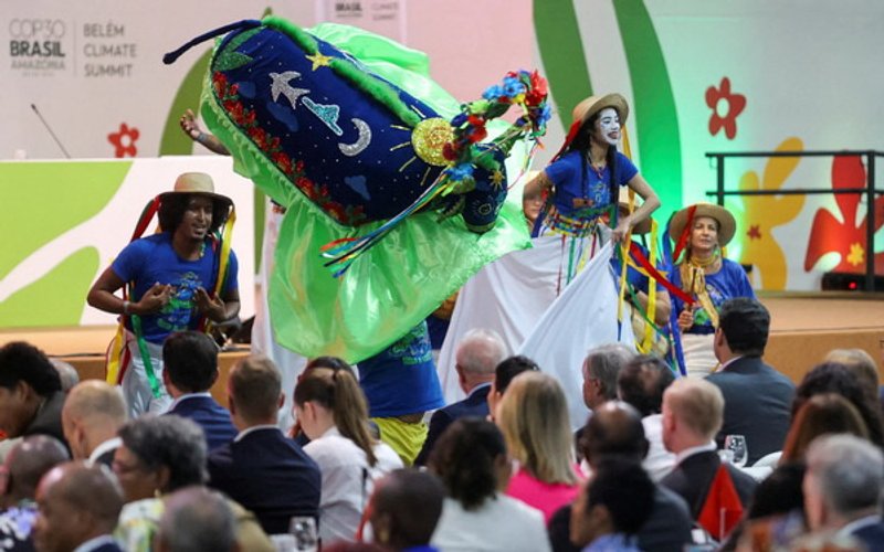 Fuentes: Climática [Imagen: artistas del grupo Arraial do Pavulagem actúan durante la apertura de la sesión plenaria de la Cumbre del Clima de Belém (COP30), el 6 de noviembre de 2025. Foto: ANDERSON COELHO / REUTERS]