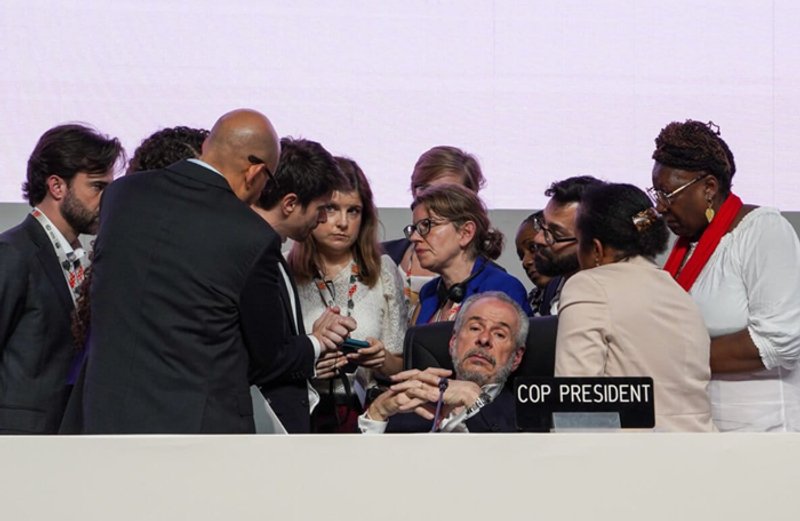 Los países deliberan en el plenario de cierre de la COP30. En el medio de la foto, el presidente de la COP30, André Corrêa do Lago. Foto: cortesía UN Climate Change / Lara Murillo