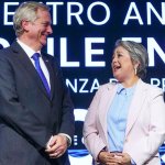Los candidatos presidenciales de Chile, Jose Antonio Kast y Jeannette Jara, participan en un encuentro en Santiago, 24 de julio de 2025. Esteban Felix / AP