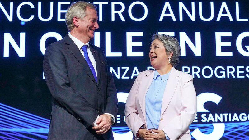 Los candidatos presidenciales de Chile, Jose Antonio Kast y Jeannette Jara, participan en un encuentro en Santiago, 24 de julio de 2025. Esteban Felix / AP