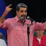 El presidente venezolano Nicolás Maduro se dirige a los civiles que juran unirse a una red de defensa organizada por el Estado en el barrio de Petare, Caracas, Venezuela. Ap