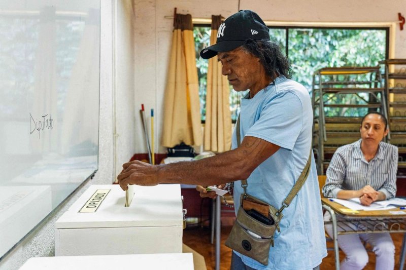 Chileno deposita su voto en las elecciones presidenciales en la región en Rapa Nui (Isla Oriental), el 16 de noviembre de 2025. Foto Afp