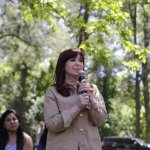 "Parece que no les bastó con meterme presa y proscribirme de por vida en la causa Vialidad, necesitan mantener viva la opereta judicial para seguir presionando” escribió Fernández de Kirchner, en prisión domiciliaria, a través de sus redes sociales. Foto X @CFKArgentina