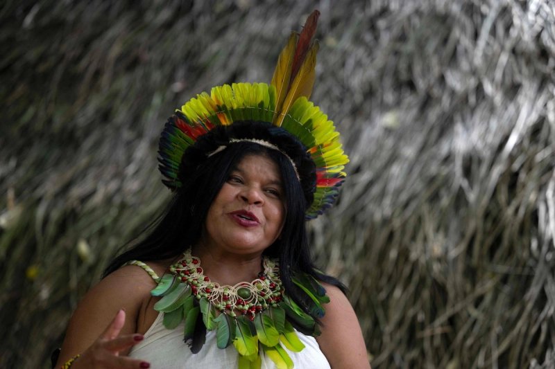 La ministra de los Pueblos Indígenas de Brasil, Sonia Guajajara, espera que los pueblos originarios tengan un papel protagonista en la COP30, que inicia lunes en Belém. Foto Afp