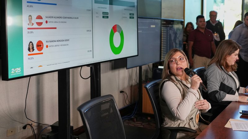 La presidenta del CNE, Ana Paola Hall, durante una rueda de prensa en Tegucigalpa, el 4 de diciembre de 2025. Moises Castillo / AP