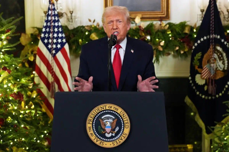 El presidente Donald Trump durante su mensaje de fin de año desde la Casa Blanca. Foto Ap